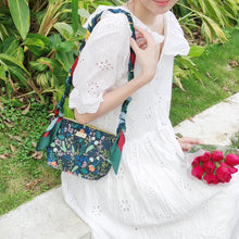 將圖片載入圖庫檢視器 StephyDesignHK  森林花花綠綠絲巾+側背包 / 手提兩用包 禮盒套裝