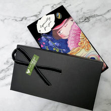 將圖片載入圖庫檢視器 StephyDesignHK 宮廷盛宴大方絲巾高雅禮物套裝