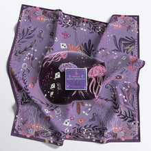 將圖片載入圖庫檢視器 StephyDesignHK 2月生日專屬誕生月絲巾禮盒-生日鑽絲巾扣+ 絲巾禮盒套裝