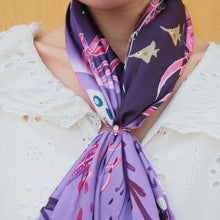 將圖片載入圖庫檢視器 StephyDesignHK 2月生日專屬誕生月絲巾禮盒-生日鑽絲巾扣+ 絲巾禮盒套裝