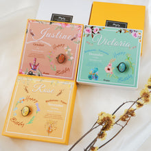 將圖片載入圖庫檢視器 StephyDesignHK 【客製化生日禮物】 專屬名字絲巾扣+ 絲巾禮盒/閨密禮物/字母禮物