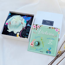 將圖片載入圖庫檢視器 StephyDesignHK 【客製化生日禮物】 專屬名字絲巾扣+ 絲巾禮盒/閨密禮物/字母禮物