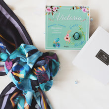 將圖片載入圖庫檢視器 StephyDesignHK 【客製化生日禮物】 專屬名字絲巾扣+ 絲巾禮盒/閨密禮物/字母禮物