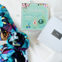 將圖片載入圖庫檢視器 StephyDesignHK 【客製化生日禮物】 專屬名字絲巾扣+ 絲巾禮盒/閨密禮物/字母禮物