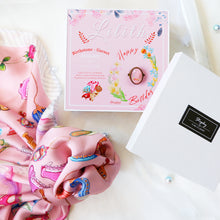 將圖片載入圖庫檢視器 StephyDesignHK 【客製化生日禮物】 專屬名字絲巾扣+ 絲巾禮盒/閨密禮物/字母禮物