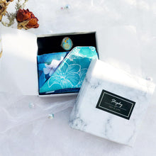 將圖片載入圖庫檢視器 StephyDesignHK  森林花園雙面長絲巾配絲巾扣禮盒 /髮帶 / 領巾 / 圍脖絲巾