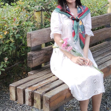 將圖片載入圖庫檢視器 StephyDesignHK 復古碎花大絲巾連絲巾扣高雅禮盒/歐日復古風絲巾/生日禮物首選