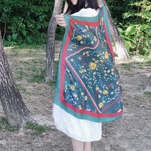 將圖片載入圖庫檢視器 StephyDesignHK 復古碎花大絲巾連絲巾扣高雅禮盒/歐日復古風絲巾/生日禮物首選