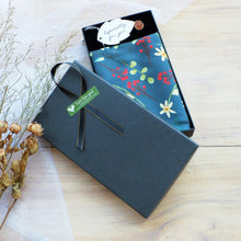 將圖片載入圖庫檢視器 StephyDesignHK 復古碎花大絲巾連絲巾扣高雅禮盒/歐日復古風絲巾/生日禮物首選