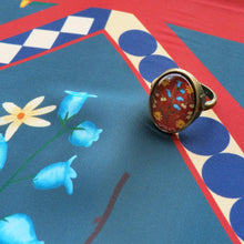 將圖片載入圖庫檢視器 StephyDesignHK 復古碎花大絲巾連絲巾扣高雅禮盒/歐日復古風絲巾/生日禮物首選