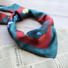 將圖片載入圖庫檢視器 StephyDesignHK 復古碎花大絲巾連絲巾扣高雅禮盒/歐日復古風絲巾/生日禮物首選