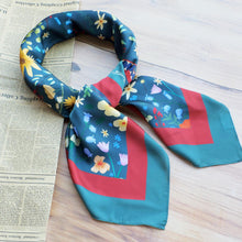 將圖片載入圖庫檢視器 StephyDesignHK 復古碎花大絲巾連絲巾扣高雅禮盒/歐日復古風絲巾/生日禮物首選