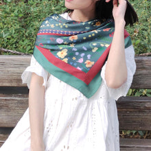 將圖片載入圖庫檢視器 StephyDesignHK 復古碎花大絲巾連絲巾扣高雅禮盒/歐日復古風絲巾/生日禮物首選