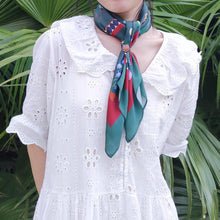 將圖片載入圖庫檢視器 StephyDesignHK 復古碎花大絲巾連絲巾扣高雅禮盒/歐日復古風絲巾/生日禮物首選