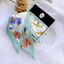 將圖片載入圖庫檢視器 StephyDesignHK  素雅蘭花絲巾飄帶配絲巾扣禮盒 /小圍巾 / 領巾 / 長絲巾/髮帶