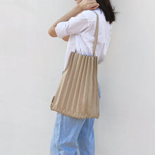 將圖片載入圖庫檢視器 StephyDesignHK 卡其純色/百搭手提袋/手提包/百摺袋/肩背包