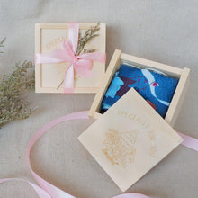 將圖片載入圖庫檢視器 StephyDesignHK 森林花園 聖誕禮盒 特製木盒包裝禮物 / 領巾 / 長絲巾/髮帶