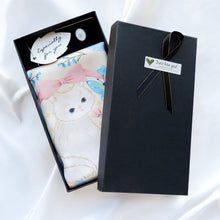 將圖片載入圖庫檢視器 StephyDesignHK 時尚清新喵星人圖案大絲巾連絲巾扣高雅禮盒