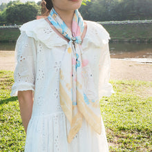 將圖片載入圖庫檢視器 StephyDesignHK 時尚清新喵星人圖案大絲巾連絲巾扣高雅禮盒