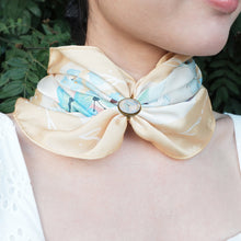 將圖片載入圖庫檢視器 StephyDesignHK 時尚清新喵星人圖案大絲巾連絲巾扣高雅禮盒