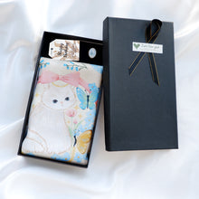 將圖片載入圖庫檢視器 StephyDesignHK 時尚清新喵星人圖案大絲巾連絲巾扣高雅禮盒