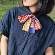 將圖片載入圖庫檢視器 StephyDesignHK 遊樂童話國長絲巾聖誕木盒包裝禮物 / 領巾