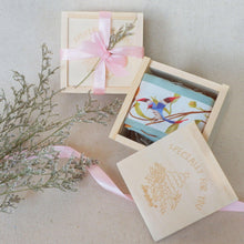 將圖片載入圖庫檢視器 StephyDesignHK 蘭花長絲巾聖誕木盒包裝禮物 / 髮帶