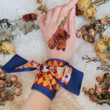 將圖片載入圖庫檢視器 StephyDesignHK 遊樂童話國長絲巾聖誕木盒包裝禮物 / 領巾