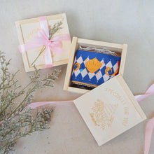 將圖片載入圖庫檢視器 StephyDesignHK 遊樂童話國長絲巾聖誕木盒包裝禮物 / 領巾