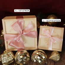 將圖片載入圖庫檢視器 StephyDesignHK 【聖誕禮盒】紅綠碎花絲巾連聖誕樹絲巾扣連聖誕木盒包裝禮物
