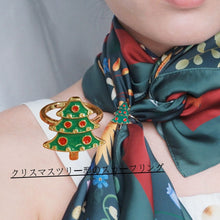 將圖片載入圖庫檢視器 StephyDesignHK 【聖誕禮盒】紅綠碎花絲巾連聖誕樹絲巾扣連聖誕木盒包裝禮物
