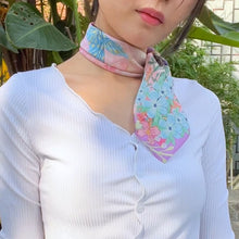 將圖片載入圖庫檢視器 【母親節禮盒】母親和女兒 - 蝴蝶絲巾環禮盒 粉色繁花升級版
