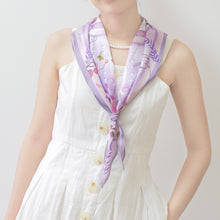 將圖片載入圖庫檢視器 香港維港幻浪 粉紫自然海浪波邊菱形絲巾/ 配絲巾扣高雅禮盒
