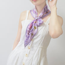 將圖片載入圖庫檢視器 香港維港幻浪 粉紫自然海浪波邊菱形絲巾/ 配絲巾扣高雅禮盒
