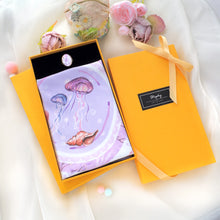 將圖片載入圖庫檢視器 香港維港幻浪 粉紫自然海浪波邊菱形絲巾/ 配絲巾扣高雅禮盒
