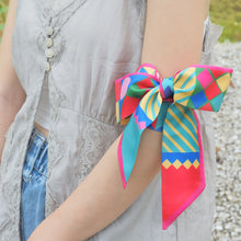 將圖片載入圖庫檢視器 【TWILLY】幾何圖長絲巾禮盒 | 配絲巾扣 領巾 體面的聖誕交換禮物
