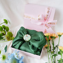 將圖片載入圖庫檢視器 輕柔橄欖綠多色亞麻圍巾配水仙花絲巾扣禮盒-母親節禮盒
