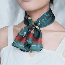 將圖片載入圖庫檢視器 StephyDesignHK 【聖誕禮盒】紅綠碎花絲巾連聖誕樹絲巾扣連聖誕木盒包裝禮物
