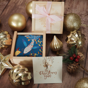 StephyDesignHK 【聖誕禮盒】 魚快花樂絲巾連聖誕雪鹿絲巾扣 /  聖誕木盒包裝禮物