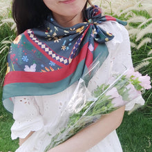 將圖片載入圖庫檢視器 StephyDesignHK 5月生日石祖母綠絲巾及絲巾扣生日禮盒套裝
