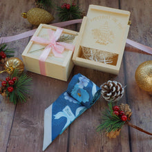 將圖片載入圖庫檢視器 StephyDesignHK 森林花園 聖誕禮盒 特製木盒包裝禮物 / 領巾 / 長絲巾/髮帶
